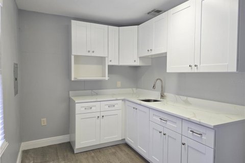 Propiedad comercial en alquiler en Tampa, Florida, 104.05 m2 № 1767893 - foto 14