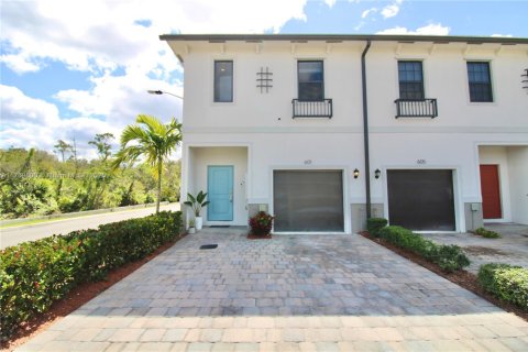 Townhouse in Florida City, Florida 3 bedrooms, 138.24 sq.m. № 1867752 - photo 1