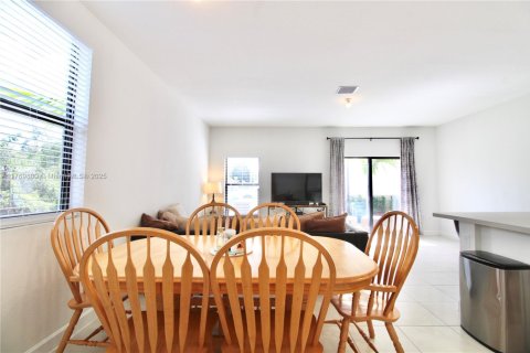 Townhouse in Florida City, Florida 3 bedrooms, 138.24 sq.m. № 1867752 - photo 5
