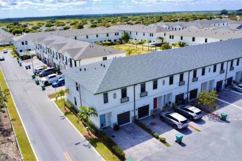 Townhouse in Florida City, Florida 3 bedrooms, 138.24 sq.m. № 1867752 - photo 30