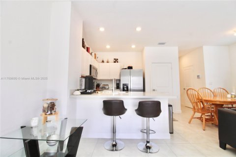 Townhouse in Florida City, Florida 3 bedrooms, 138.24 sq.m. № 1867752 - photo 4