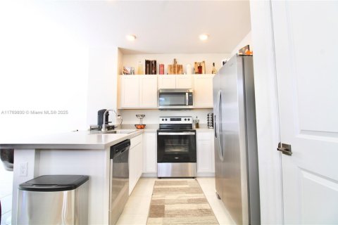 Townhouse in Florida City, Florida 3 bedrooms, 138.24 sq.m. № 1867752 - photo 2