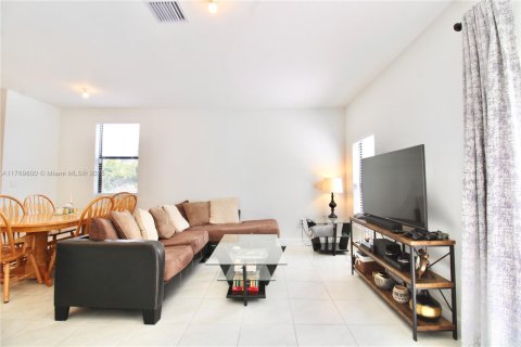 Townhouse in Florida City, Florida 3 bedrooms, 138.24 sq.m. № 1867752 - photo 7