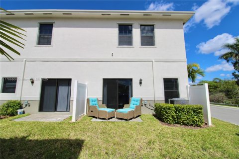 Townhouse in Florida City, Florida 3 bedrooms, 138.24 sq.m. № 1867752 - photo 23