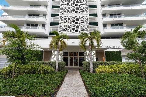 Condominio en venta en Bay Harbor Islands, Florida, 2 dormitorios, 121.24 m2 № 2431285 - foto 18