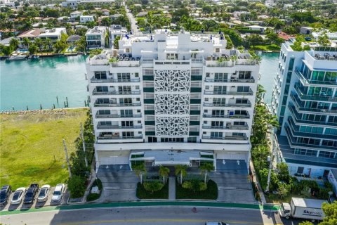 Condominio en venta en Bay Harbor Islands, Florida, 2 dormitorios, 121.24 m2 № 2431285 - foto 24