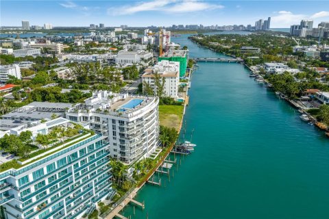 Condominio en venta en Bay Harbor Islands, Florida, 2 dormitorios, 121.24 m2 № 2431285 - foto 23