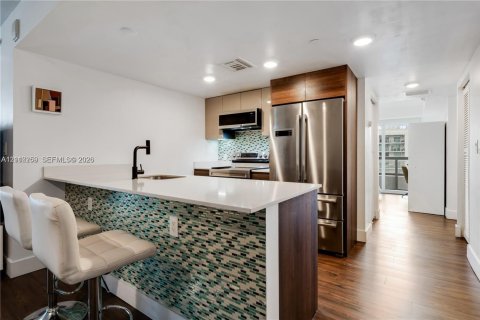 Condominio en venta en Bay Harbor Islands, Florida, 2 dormitorios, 121.24 m2 № 2431285 - foto 11