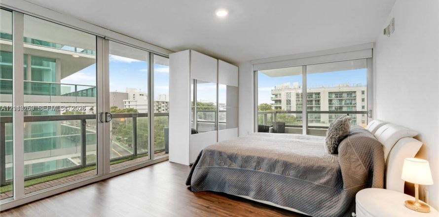 Condominio en Bay Harbor Islands, Florida, 2 dormitorios  № 2431285