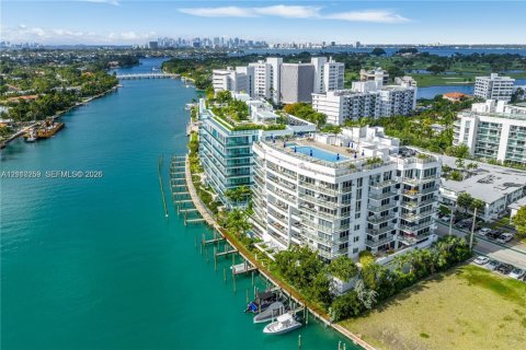 Condominio en venta en Bay Harbor Islands, Florida, 2 dormitorios, 121.24 m2 № 2431285 - foto 17