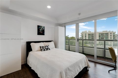 Condominio en venta en Bay Harbor Islands, Florida, 2 dormitorios, 121.24 m2 № 2431285 - foto 4