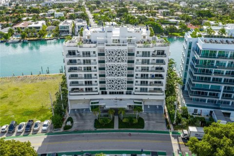 Condominio en venta en Bay Harbor Islands, Florida, 2 dormitorios, 121.24 m2 № 2431285 - foto 21