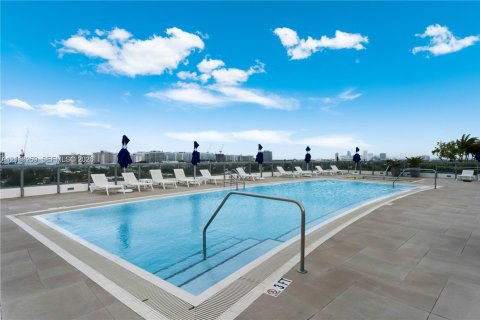 Condominio en venta en Bay Harbor Islands, Florida, 2 dormitorios, 121.24 m2 № 2431285 - foto 27