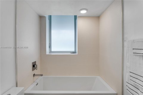 Condominio en venta en Bay Harbor Islands, Florida, 2 dormitorios, 121.24 m2 № 2431285 - foto 16