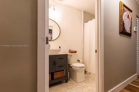 Casa en venta en Hialeah, Florida, 4 dormitorios, 203.46 m2 № 1878427 - foto 17