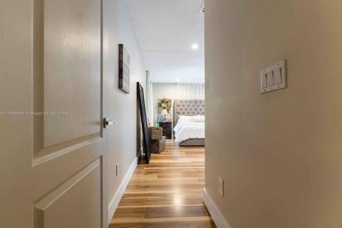 Casa en venta en Hialeah, Florida, 4 dormitorios, 203.46 m2 № 1878427 - foto 26
