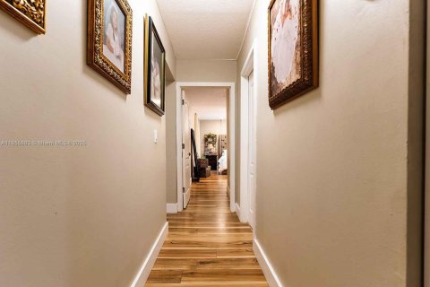 Casa en venta en Hialeah, Florida, 4 dormitorios, 203.46 m2 № 1878427 - foto 19