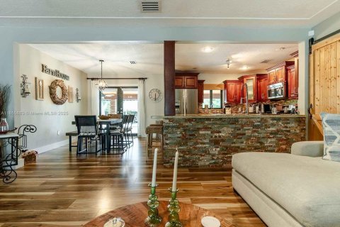 Casa en venta en Hialeah, Florida, 4 dormitorios, 203.46 m2 № 1878427 - foto 6