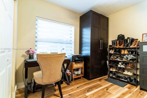 Casa en venta en Hialeah, Florida, 4 dormitorios, 203.46 m2 № 1878427 - foto 25