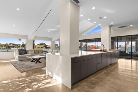 House in Belleair Beach, Florida 4 bedrooms, 367.71 sq.m. № 1899471 - photo 8