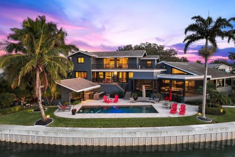 House in Belleair Beach, Florida 4 bedrooms, 367.71 sq.m. № 1899471 - photo 3