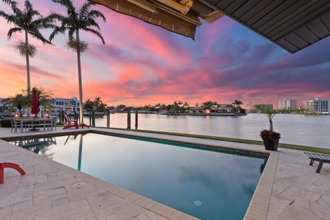 House in Belleair Beach, Florida 4 bedrooms, 367.71 sq.m. № 1899471 - photo 1