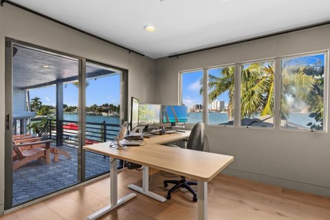 House in Belleair Beach, Florida 4 bedrooms, 367.71 sq.m. № 1899471 - photo 24