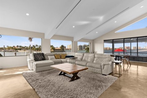 House in Belleair Beach, Florida 4 bedrooms, 367.71 sq.m. № 1899471 - photo 10