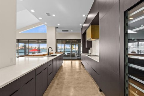 House in Belleair Beach, Florida 4 bedrooms, 367.71 sq.m. № 1899471 - photo 13