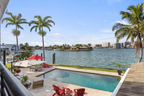 House in Belleair Beach, Florida 4 bedrooms, 367.71 sq.m. № 1899471 - photo 25