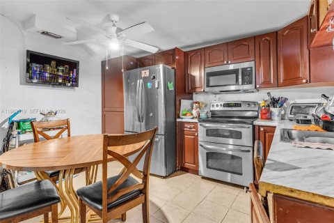 Villa ou maison à vendre à Miami, Floride: 5 chambres, 221.85 m2 № 2025817 - photo 11