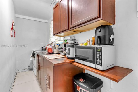 Villa ou maison à vendre à Miami, Floride: 5 chambres, 221.85 m2 № 2025817 - photo 4