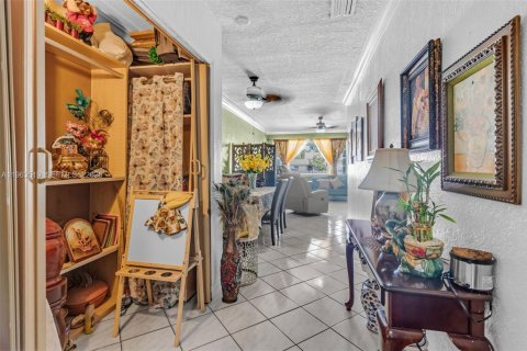 Villa ou maison à vendre à Miami, Floride: 5 chambres, 221.85 m2 № 2025817 - photo 24