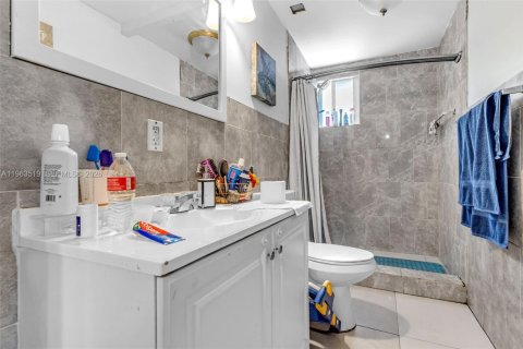 Villa ou maison à vendre à Miami, Floride: 5 chambres, 221.85 m2 № 2025817 - photo 19