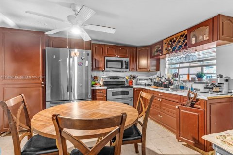 Villa ou maison à vendre à Miami, Floride: 5 chambres, 221.85 m2 № 2025817 - photo 28