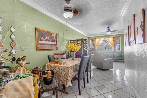 Villa ou maison à vendre à Miami, Floride: 5 chambres, 221.85 m2 № 2025817 - photo 2