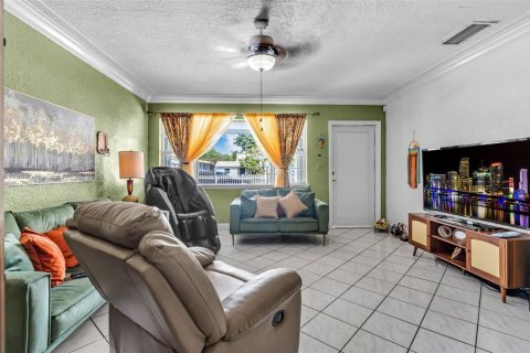 Villa ou maison à vendre à Miami, Floride: 5 chambres, 221.85 m2 № 2025817 - photo 22