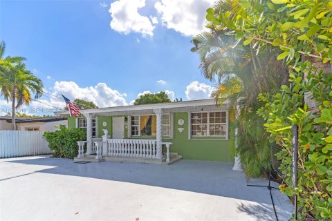 Villa ou maison à vendre à Miami, Floride: 5 chambres, 221.85 m2 № 2025817 - photo 6