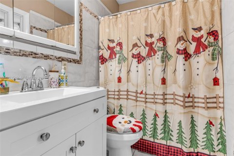 Villa ou maison à vendre à Miami, Floride: 5 chambres, 221.85 m2 № 2025817 - photo 25