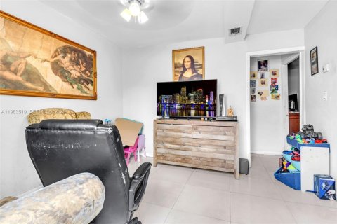 Villa ou maison à vendre à Miami, Floride: 5 chambres, 221.85 m2 № 2025817 - photo 16