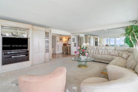 Condo in Fort Lauderdale, Florida, 2 bedrooms  № 2392512 - photo 17