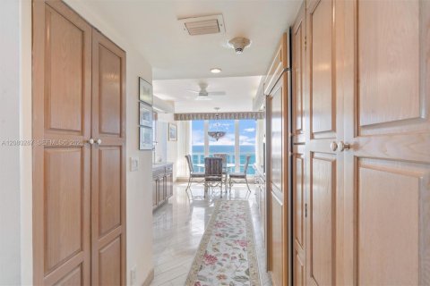 Condo in Fort Lauderdale, Florida, 2 bedrooms  № 2392512 - photo 23