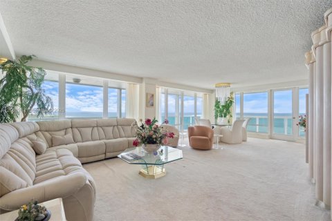 Condo in Fort Lauderdale, Florida, 2 bedrooms  № 2392512 - photo 14