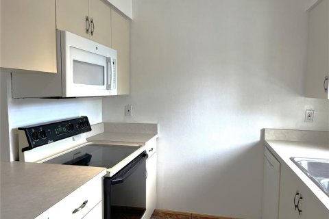 Condo in Sarasota, Florida, 2 bedrooms  № 2206686 - photo 10