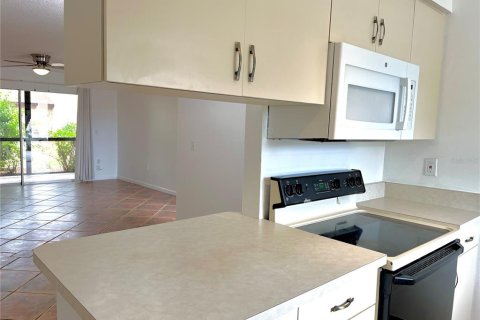 Condo in Sarasota, Florida, 2 bedrooms  № 2206686 - photo 11