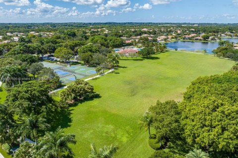 House in Weston, Florida 5 bedrooms, 250.19 sq.m. № 1865005 - photo 23