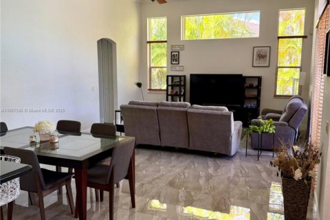 House in Weston, Florida 5 bedrooms, 250.19 sq.m. № 1865005 - photo 5