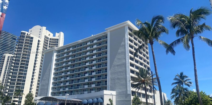 Студия в кондо в Санни-Айлс-Бич, Флорида № 1936136