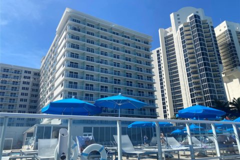 Купить кондоминиум в Санни-Айлс-Бич, Флорида 33.44м2, № 1936136 - фото 3