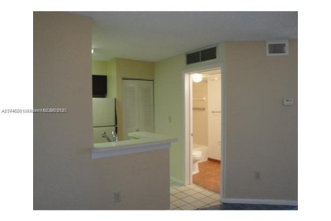 Condo in Oakland Park, Florida, 1 bedroom  № 1707534 - photo 2
